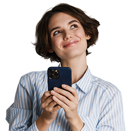 Mulher sorrindo segurando o celular