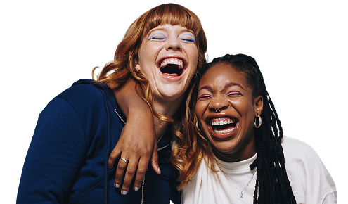 Amigas sorrindo com o programa Indique e Ganhe