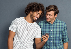 Duas pessoas conferindo informações no celular